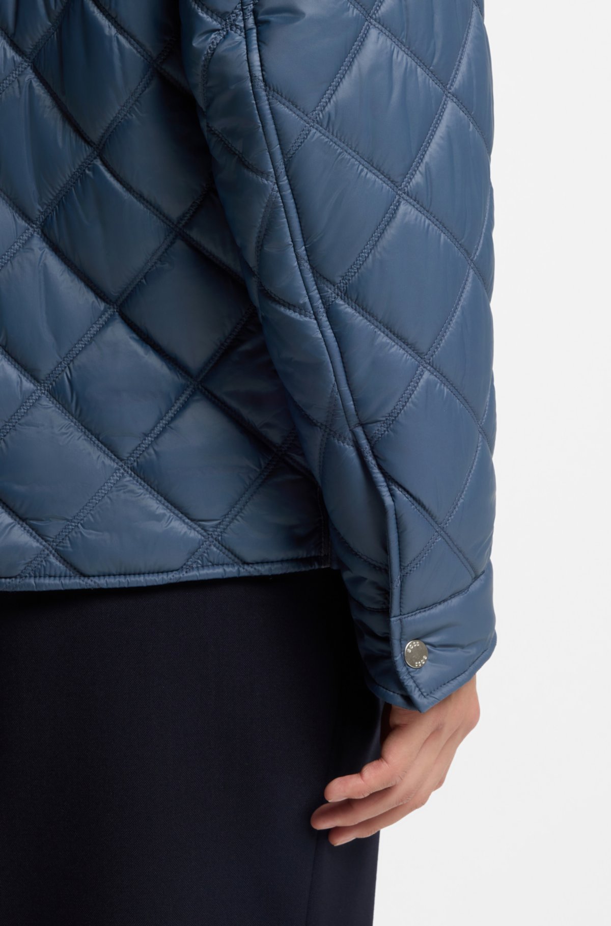 Water-repellent jacket with mixed quilting