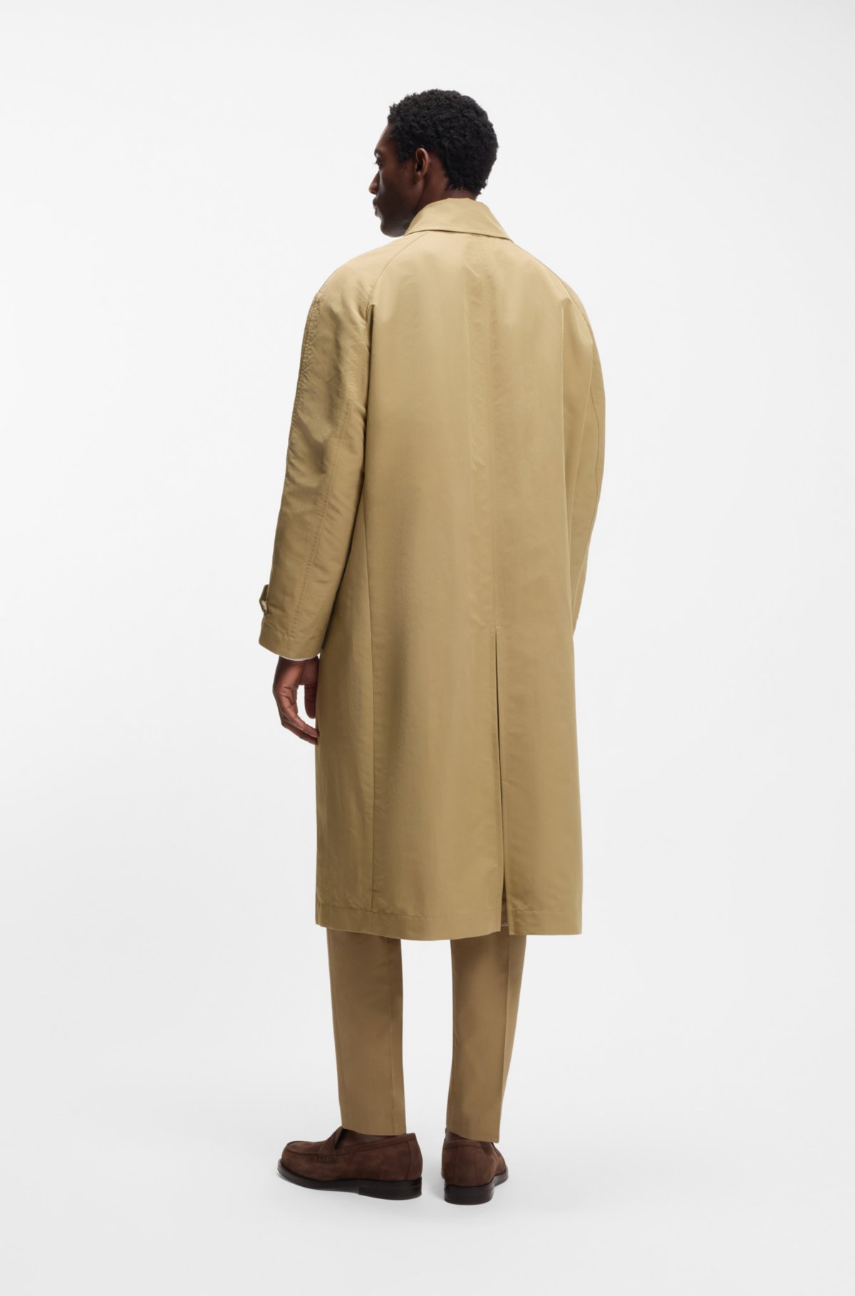 Water-repellent coat with concealed closure
